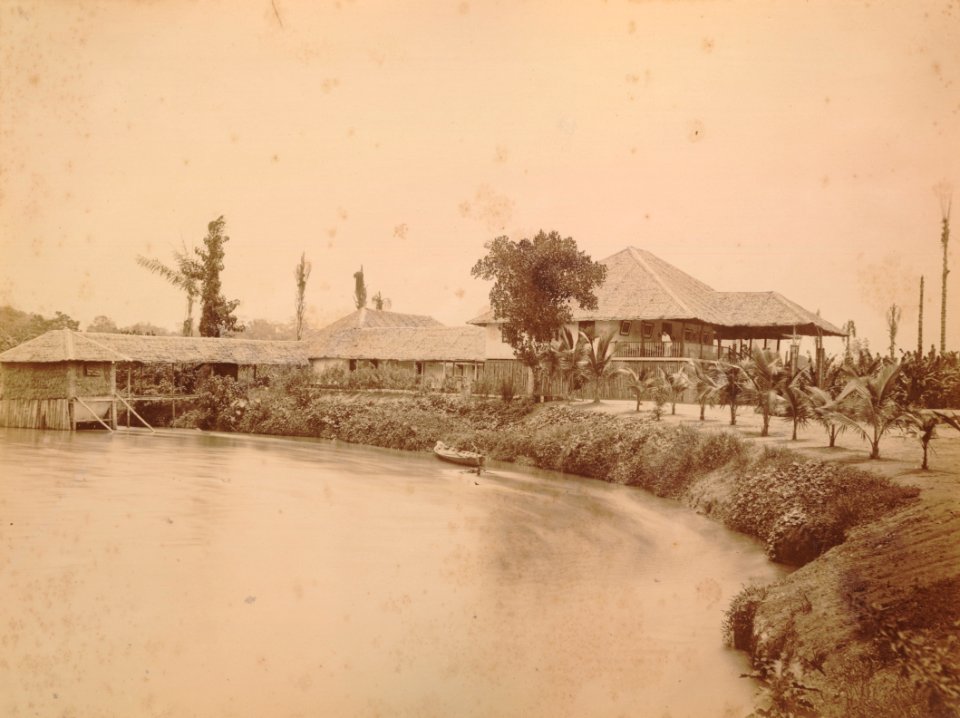 KITLV - 103542 - Lambert & Co., G.R. - Singapore-Deli - Administrator's house at the company Si Barau of the Tobacco Company Arendsburg in Bedagai near Tebing Tinggi - 1887