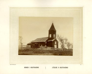 Kirken i Kautokeino. Noen barn sitter på gjerdet rundt kirken - Norsk folkemuseum - NF.15006-020