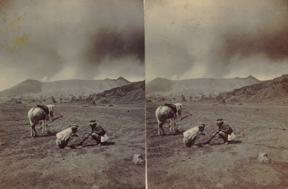 KITLV - 154573 - Kurkdjian, Ohannes - Soerabaya - Two men eating in the Sand Sea (Lautan pasir) on the road to the Bromo volcano in the Tengger Mountains - circa 1910
