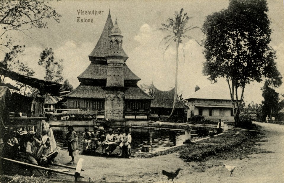 KITLV - 1405765 - Demmeni, J. - Fish pond Taloeg. Mosque with minaret and sacred pond at Taluk at Fort de Kock (Bukittinggi) - 1900-1911