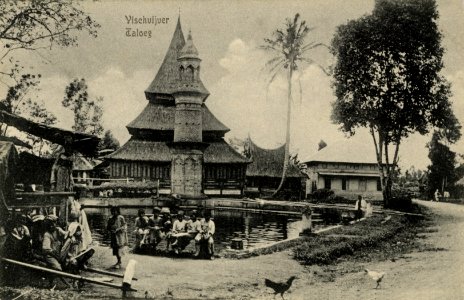 KITLV - 1405765 - Demmeni, J. - Fish pond Taloeg. Mosque with minaret and sacred pond at Taluk at Fort de Kock (Bukittinggi) - 1900-1911