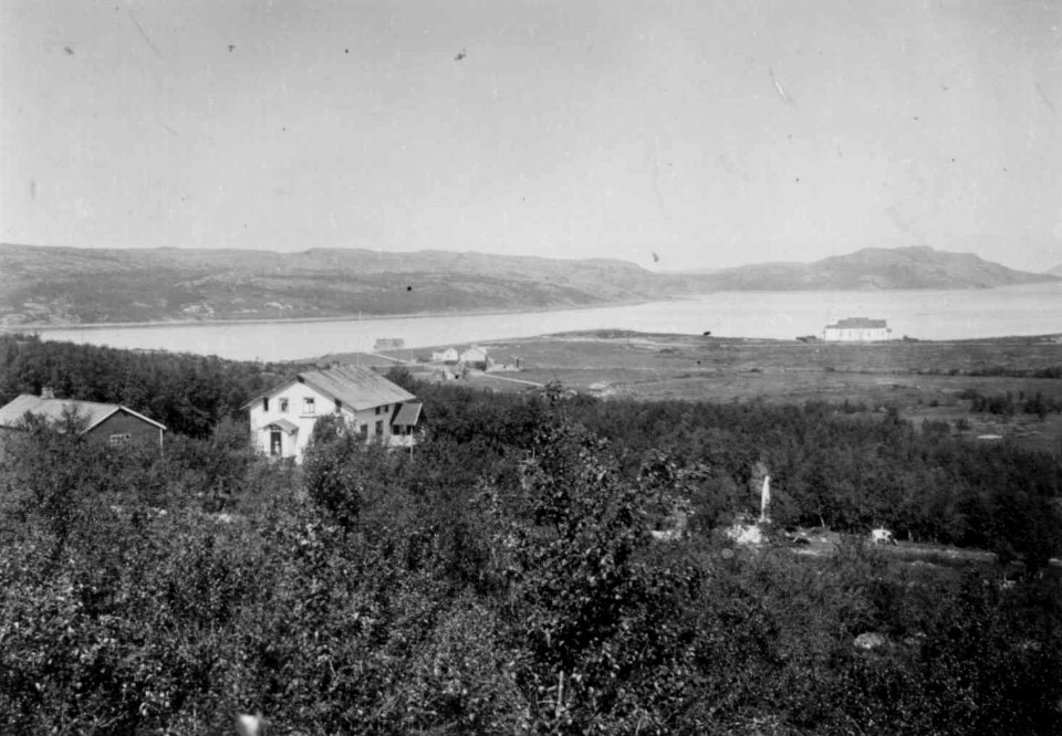 Kirkenes kirke, Sør-Varanger, Finnmark, med prestegården, 1899 - Norsk folkemuseum - NF.05063-047