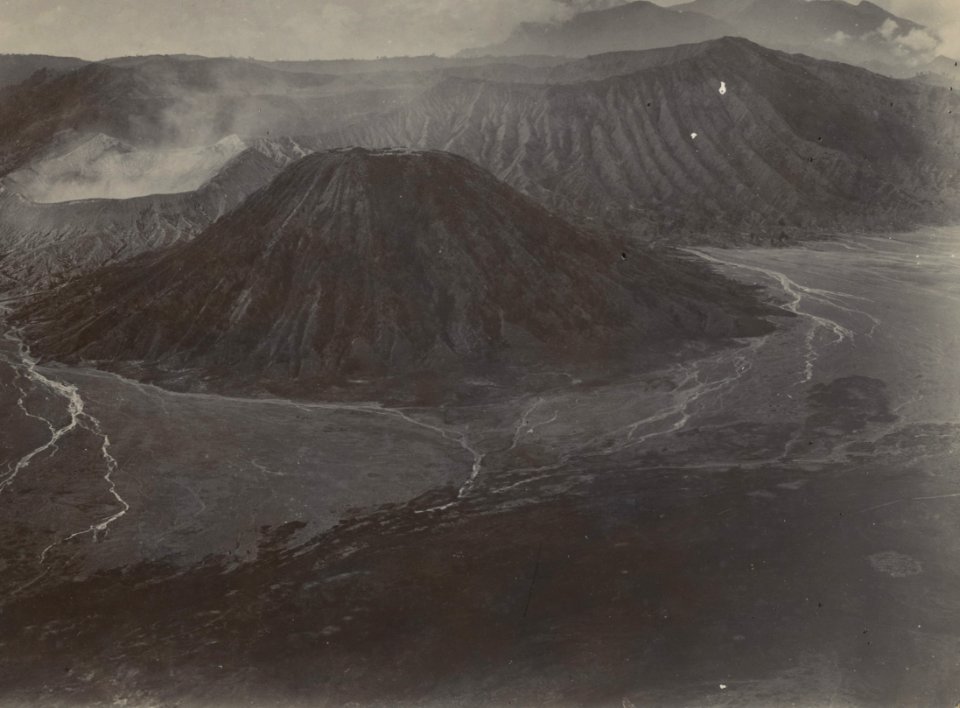 KITLV - 154749 - Kurkdjian, Ohannes - The Sand Sea (Lautan pasir), the Mount Batok and Mount Bromo in the Tengger Mountains - circa 1920
