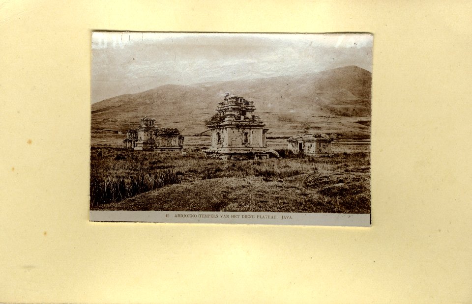 KITLV - 1405947 - Demmeni, J. - Temple Group on the Dieng plateau, collectively known as Candi Arjuna - circa 1912