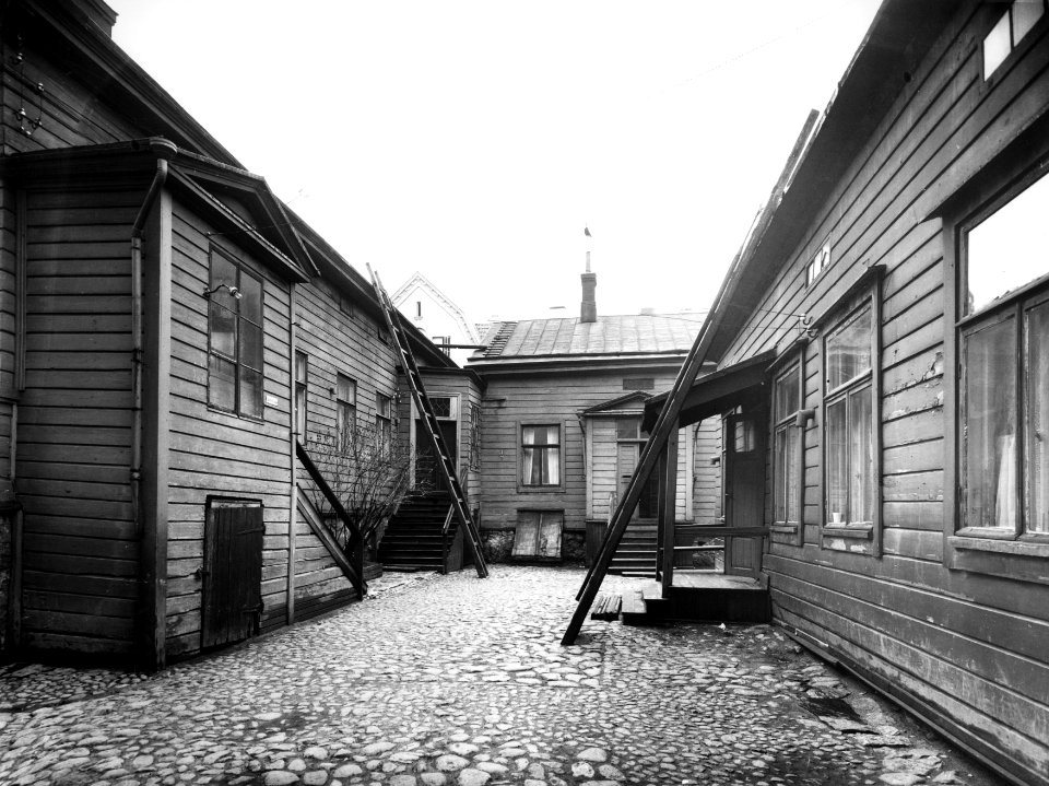 Kirkkokatu 12, piha - N25438 (hkm.HKMS000005-km00300g)