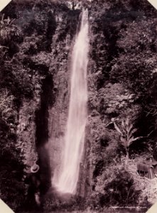KITLV - 142922 - Kurkdjian - Soerabaia - Waterfall at Tretes - circa 1900