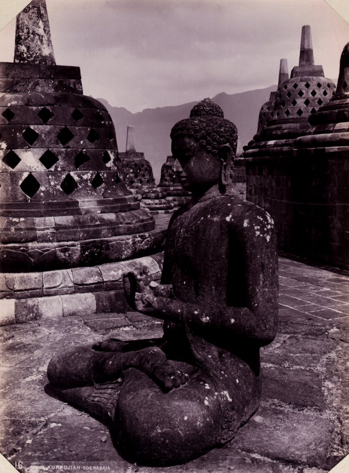 KITLV - 142948 - Kurkdjian, N.V. Photografisch Atelier - Soerabaia-Java - Buddha statue between Stupas at Borobudur in Magelang - circa 1920
