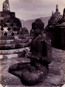 KITLV - 142948 - Kurkdjian, N.V. Photografisch Atelier - Soerabaia-Java - Buddha statue between Stupas at Borobudur in Magelang - circa 1920 photo