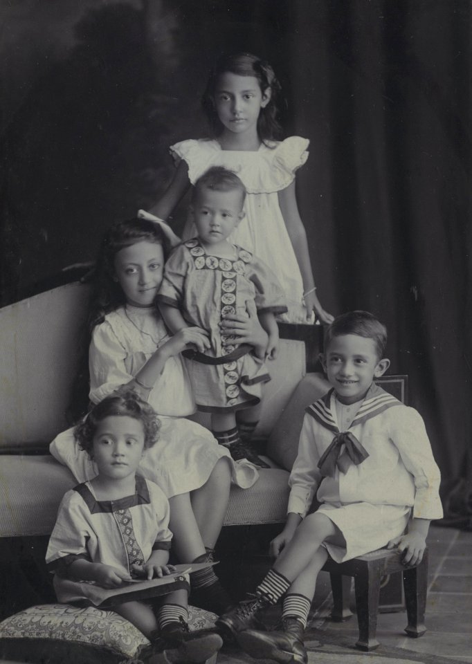 KITLV - 155267 - Kurkdjian, N.V. Photografisch Atelier O. - Soerabaia-Java - Indo-European children in Surabaya - circa 1910
