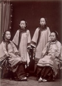 KITLV - 103774 - Chinese women in Singapore - circa 1890 photo