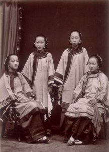 KITLV - 103774 - Chinese women in Singapore - circa 1890
