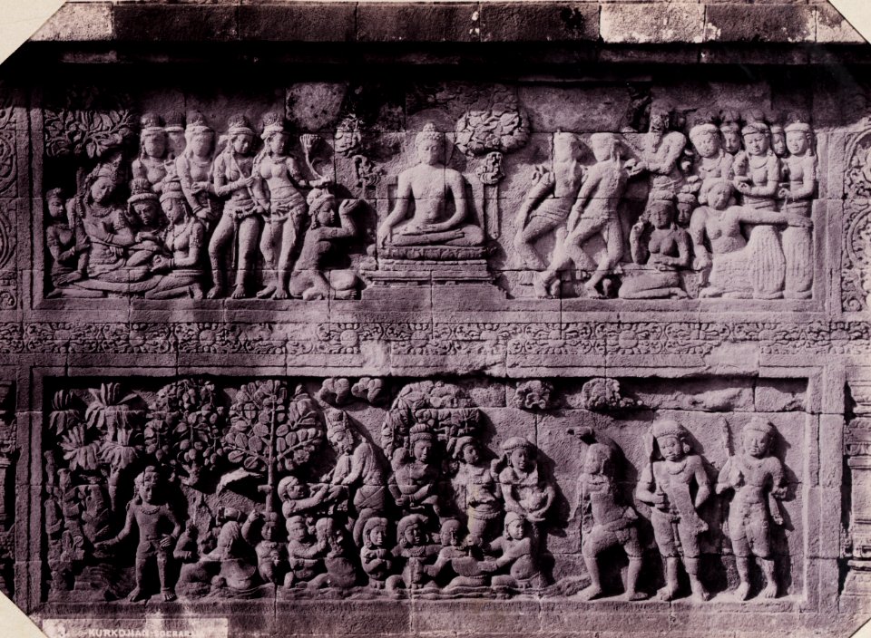 KITLV - 142952 - Kurkdjian, N.V. Photografisch Atelier - Soerabaia-Java - Relief at Borobudur in Magelang - circa 1920