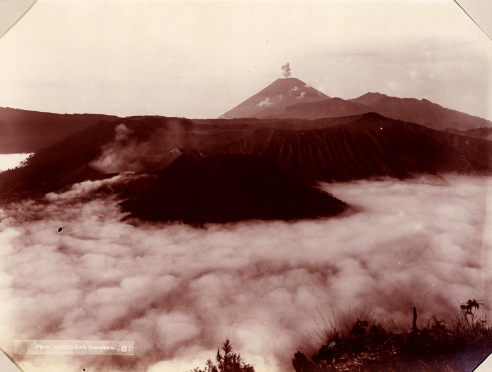 KITLV - 142968 - Kurkdjian, N.V. Photografisch Atelier - Soerabaia-Java - Sand Sea (Lautan pasir) in the Tengger mountains - circa 1915