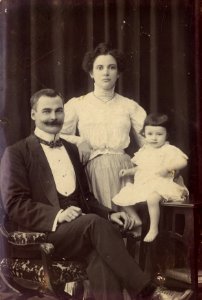KITLV - 156280 - Kurkdjian, N.V. Fotografisch Atelier O. - Soerabaia-Java - Family portrait- husband Jack with his wife Phine and daughter Pekky, Surabaya - 19-1M-1907