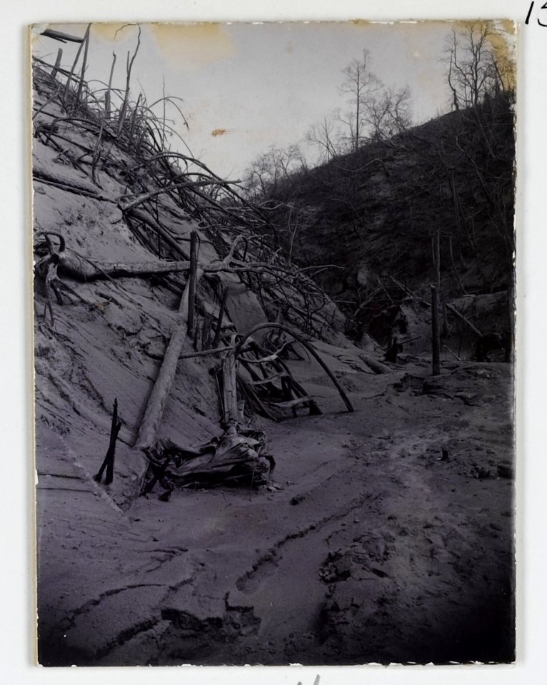 KITLV - 15678 - Kurkdjian, Ohannes - Devastation after the eruption of the volcano Gunung Kelud in East Java - 1901