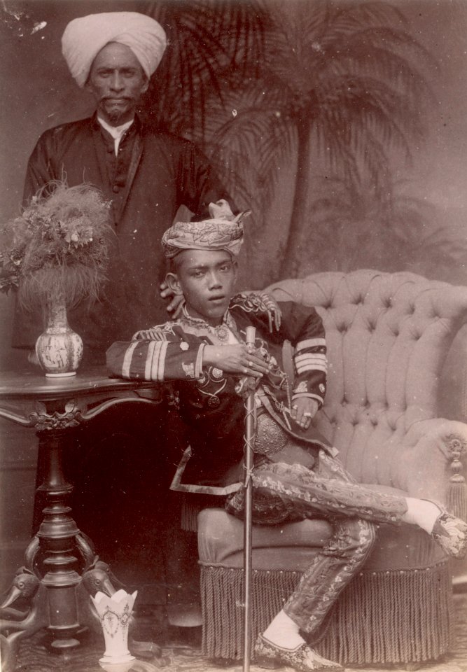 KITLV - 103791 - Malay boy with Indian companion at Singapore - circa 1890