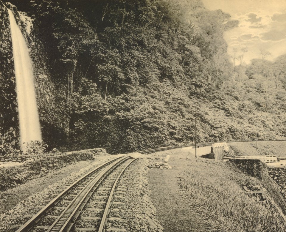 KITLV - 151101 - Demmeni, J. - Waterfall and cog railway in the Anai Gorge, Sumatra - circa 1910