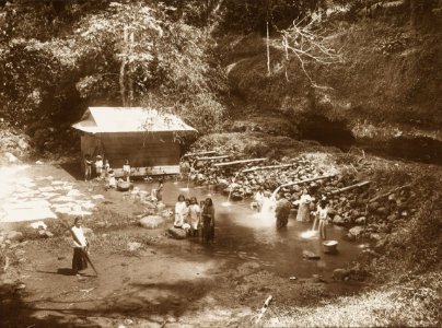KITLV - 158781 - Kurkdjian - Sourabaia-Java - Women doing the laundry in a wash-place, presumably in the Minahasa - circa 1900