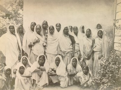 KITLV - 152049 - British-Indian women, probably in Surinam - circa 1900