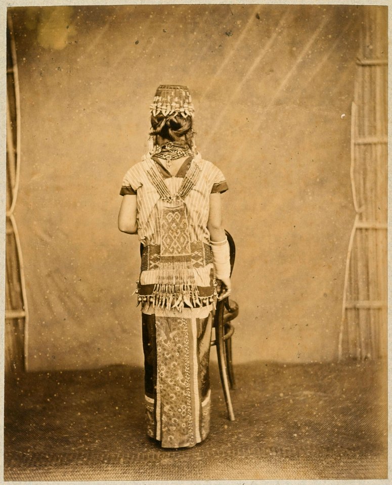 KITLV - 10443 - Lambert & Co., G.R. - Singapore - Dayak woman at Kuching in Sarawak, Borneo - circa 1888