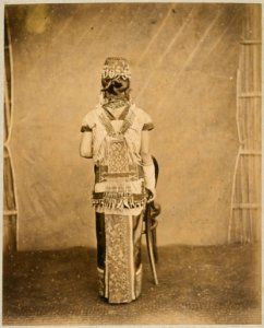 KITLV - 10443 - Lambert & Co., G.R. - Singapore - Dayak woman at Kuching in Sarawak, Borneo - circa 1888