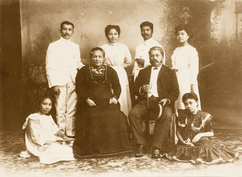 KITLV - 158793 - Kurkdjian - Sourabaia-Java - Family in Minahasa - circa 1900