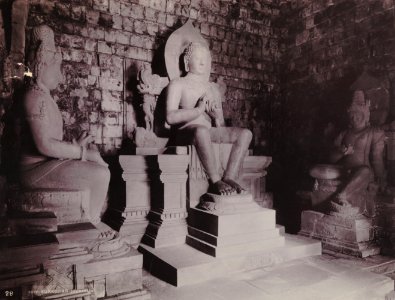 KITLV - 152827 - Kurkdjian, N.V. Photografisch Atelier - Soerabaia-Java - Buddha statues in the Candi Mendut in Magelang - circa 1915 photo