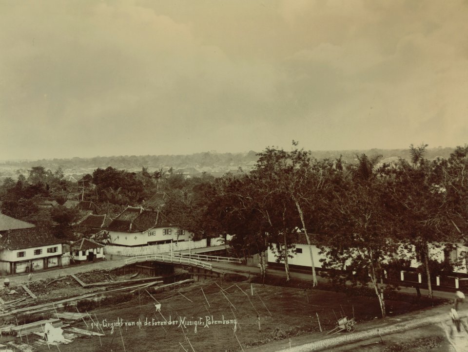 KITLV - 105884 - Lambert & Co., G.R. - Singapore - Palembang, seen from the minaret - circa 1900