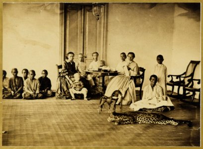 KITLV - 16040 - Junghuhn, Franz Wilhelm (1809-1864) - Ms Johanna Louisa Frederica Junghuhn-Koch and an unknown European woman with children and servants in the house of the family Junghuhn at Lembang near Bandung - circa 1858