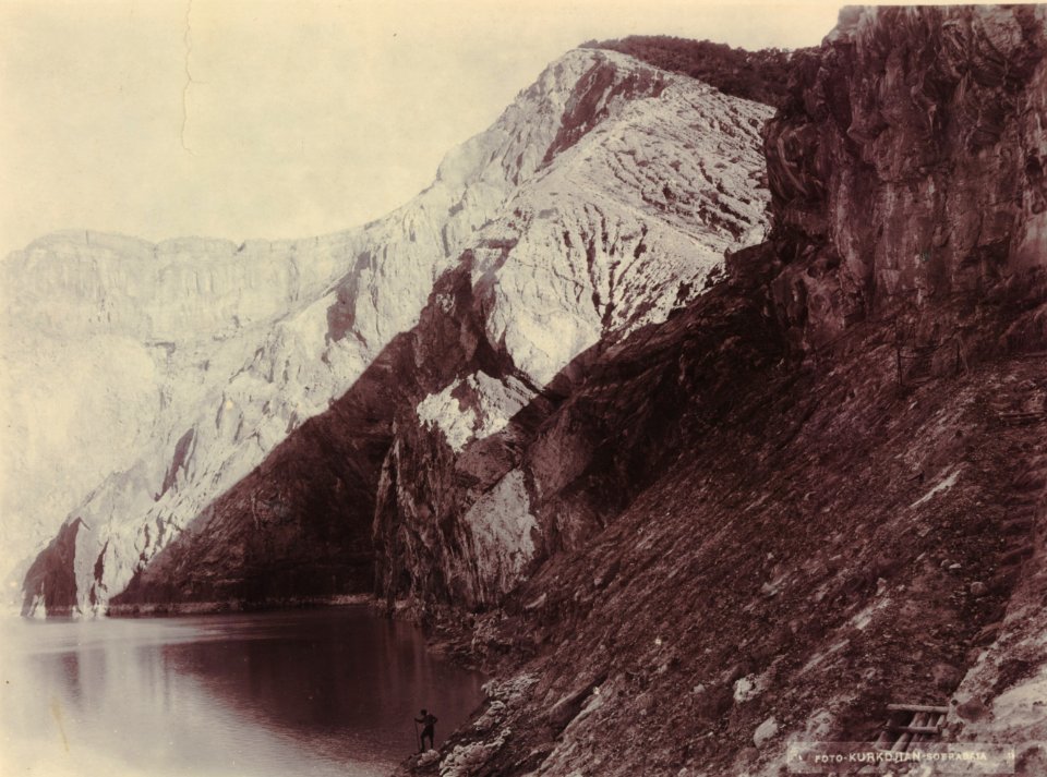 KITLV - 105944 - Kurkdjian - Soerabaia - Crater lake at the Ijen Plateau (Gunung Ijen) in East Java - circa 1910