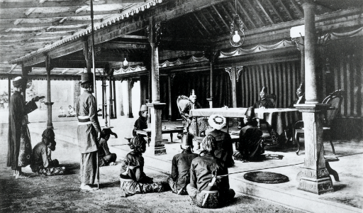 KITLV - 15391 - Demmeni, J. - Swearing in of a witness for the Pengadilan Kepatian Darah Dalam in Yogyakarta - 1911 (cropped)