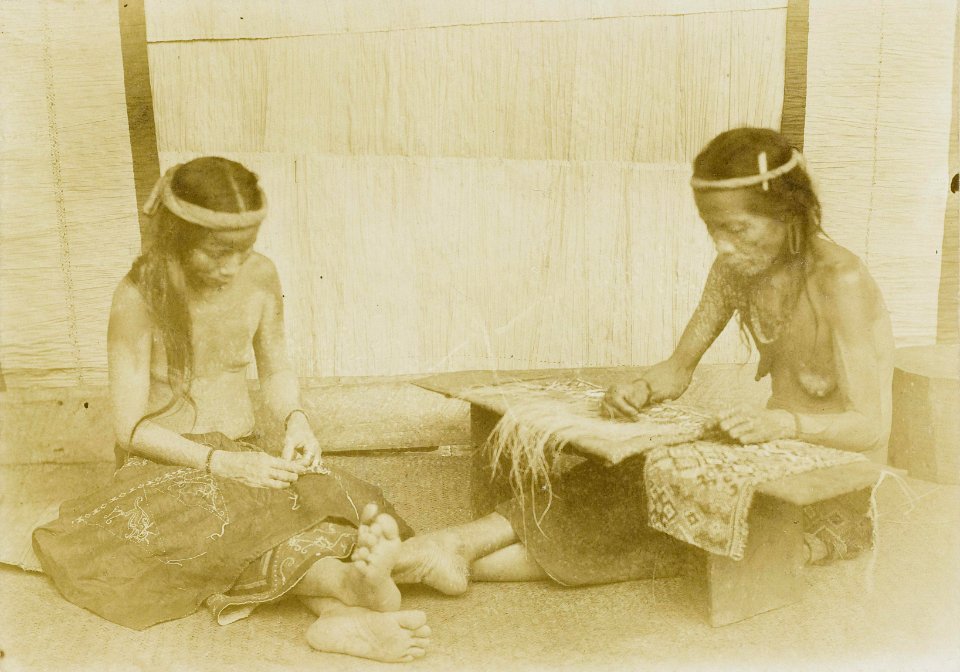 KITLV - 160451 - Demmeni, J. - Women embroidering a loincloth and making beadwork for a baby carrycot in the Upper Mahakam - 1898-1900