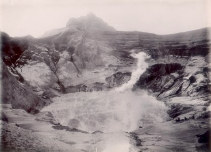 KITLV - 106025 - Kurkdjian, Ohannes - Crater lake of the Gunung Kelud in East Java after the eruption - 1901