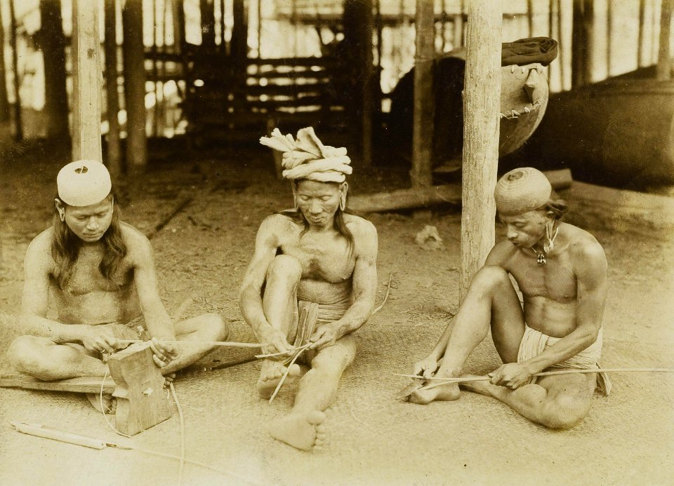 KITLV - 160455 - Demmeni, J. - Pre-processing of rattan for weaving mats by Kayans on the Upper Mahakam - 1898-1900