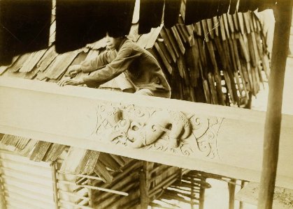 KITLV - 160459 - Demmeni, J. - Woodcarving (of a dog) on the paneling in the house of Kwing Irang, head of the Kayans on the Upper Mahakam - 1898-1900