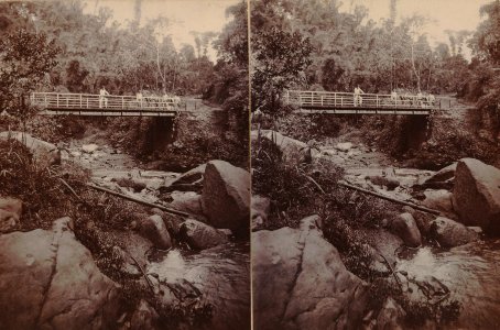 KITLV - 154563 - Kurkdjian, Ohannes - Soerabaya - Bridge over a river, probably in Java - circa 1910