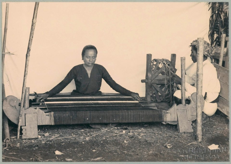KITLV - 10829 - Kurkdjian - Soerabaja - Female weaver from Central Java at the pasar malam in Surabaya - 1905-1906