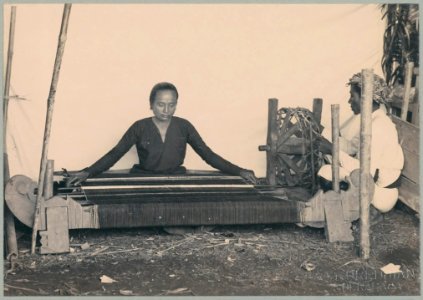KITLV - 10829 - Kurkdjian - Soerabaja - Female weaver from Central Java at the pasar malam in Surabaya - 1905-1906
