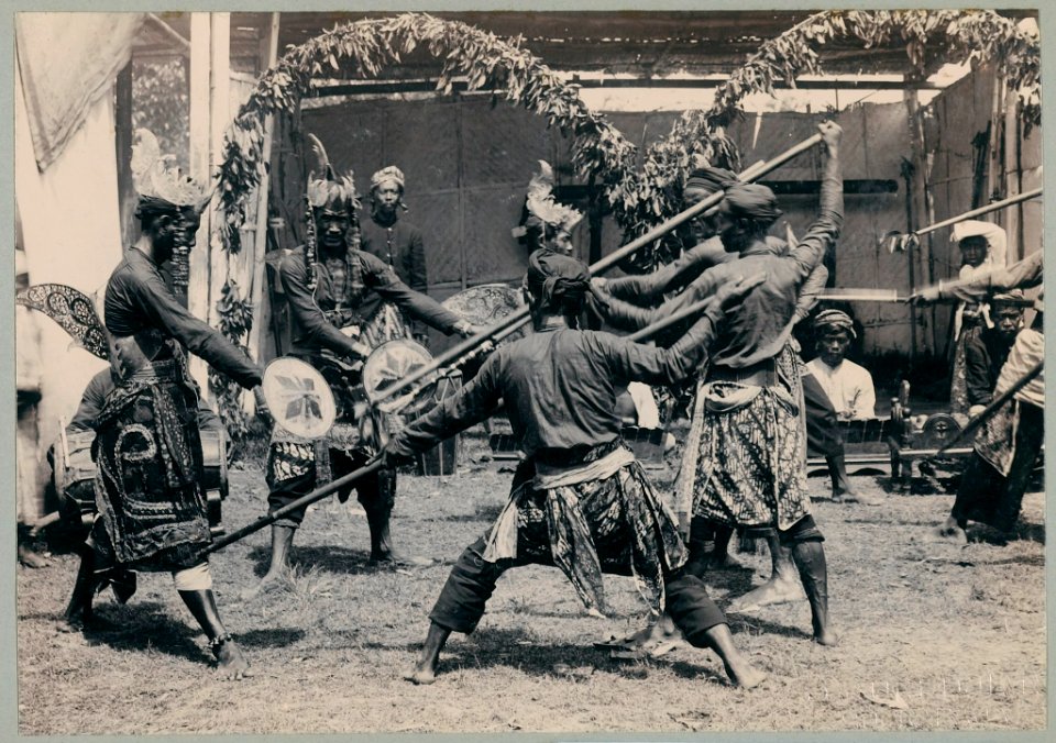 KITLV - 10833 - Kurkdjian - Soerabaja - Madurese dance at the pasar malam in Surabaya - 1905-1906