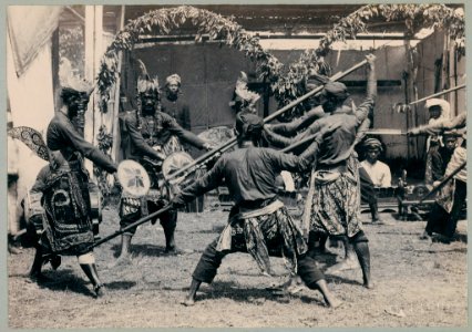 KITLV - 10833 - Kurkdjian - Soerabaja - Madurese dance at the pasar malam in Surabaya - 1905-1906