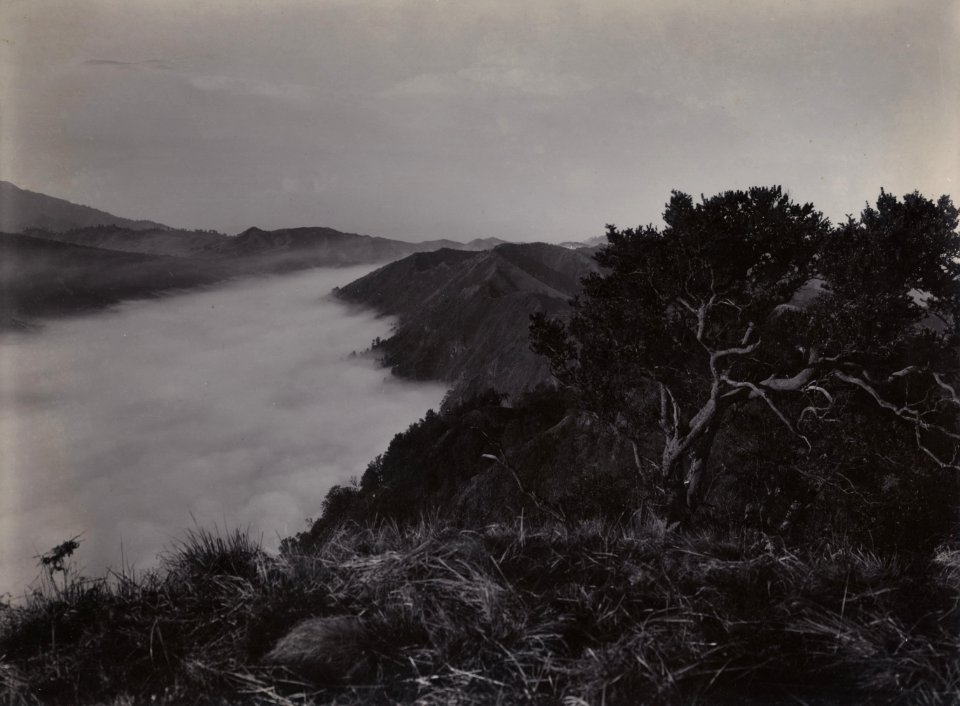 KITLV - 154751 - Kurkdjian, Ohannes - The Sand Sea (Lautan pasir) shrouded in mist in the Tengger Mountains, seen from Tosari, Java - circa 1920