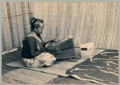 KITLV - 10837 - Kurkdjian - Soerabaja - Female lacemaker of Java on the pasar malam in Surabaya - 1905-1906