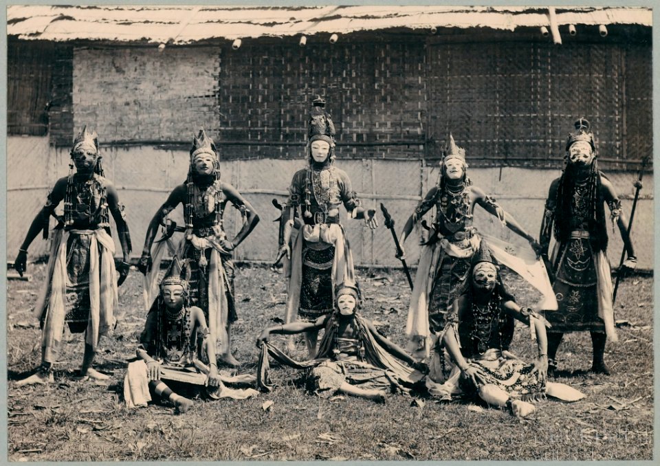KITLV - 10841 - Kurkdjian - Soerabaja - Javanese mask game (topeng) at the pasar malam in Surabaya - 1905-1906