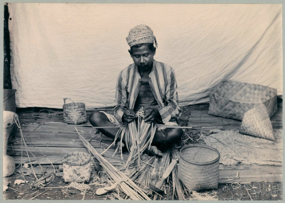 KITLV - 10845 - Kurkdjian - Soerabaja - Bamboo plaiter on the pasar malam in Surabaya - 1905-1906