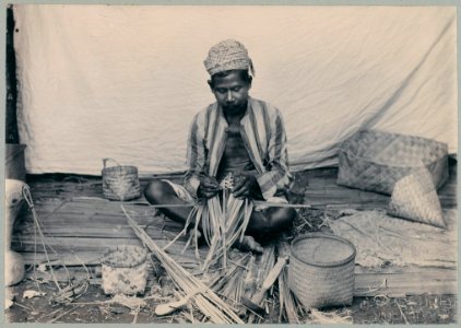 KITLV - 10845 - Kurkdjian - Soerabaja - Bamboo plaiter on the pasar malam in Surabaya - 1905-1906