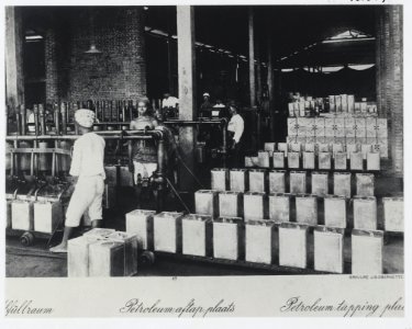 KITLV - 16637 - Kleingrothe, C.J. - Medan - Personnel with oil cans in the tapping room for petroleum of the Batavian Petroleum Company at Pangkalan Brandan - 1916