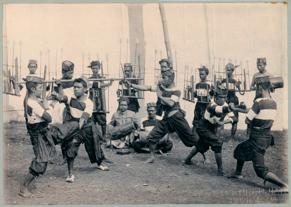 KITLV - 10849 - Kurkdjian - Soerabaja - Fencers with angklung guidance from Bandung at the pasar malam, Surabaya - 1905-1906