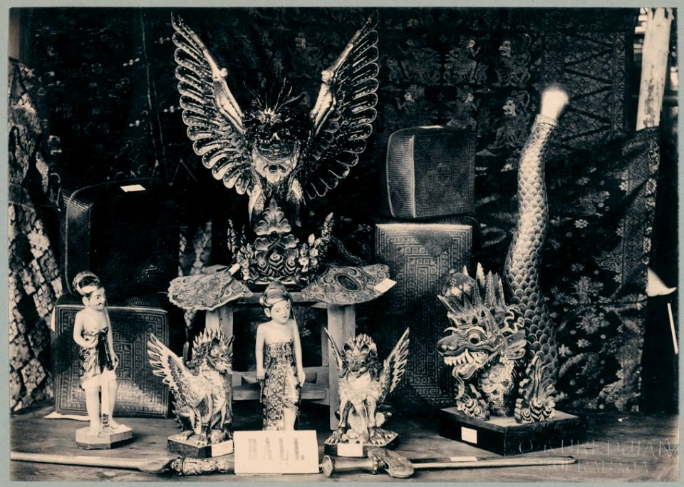 KITLV - 10853 - Kurkdjian - Soerabaja - Wood carvings from Bali at the pasar malam in Surabaya - 1905-1906
