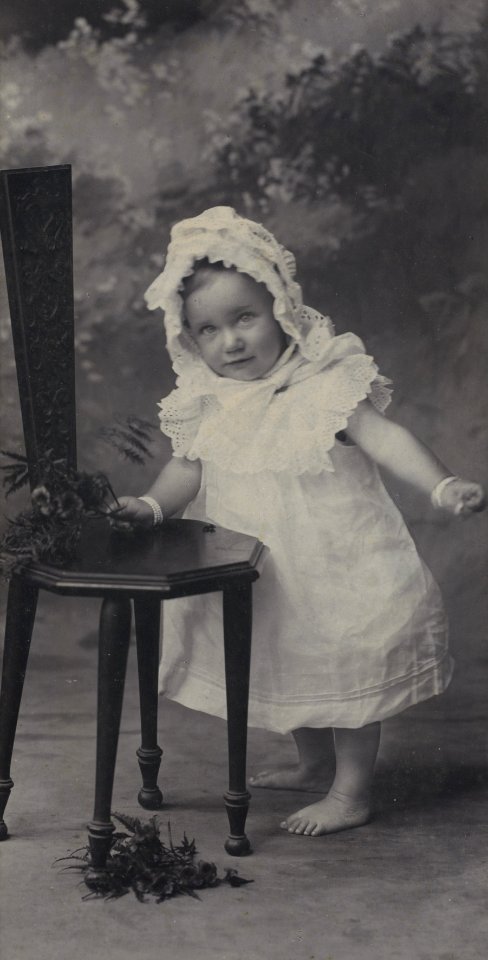 KITLV - 155265 - Kurkdjian, N.V. Photografisch Atelier O. - Soerabaia-Java - European girl in Surabaya - circa 1910