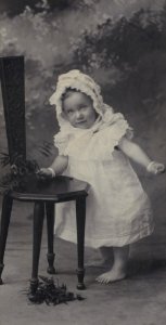 KITLV - 155265 - Kurkdjian, N.V. Photografisch Atelier O. - Soerabaia-Java - European girl in Surabaya - circa 1910